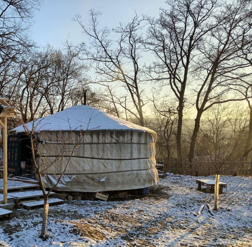 školka, lesní klub, jurta