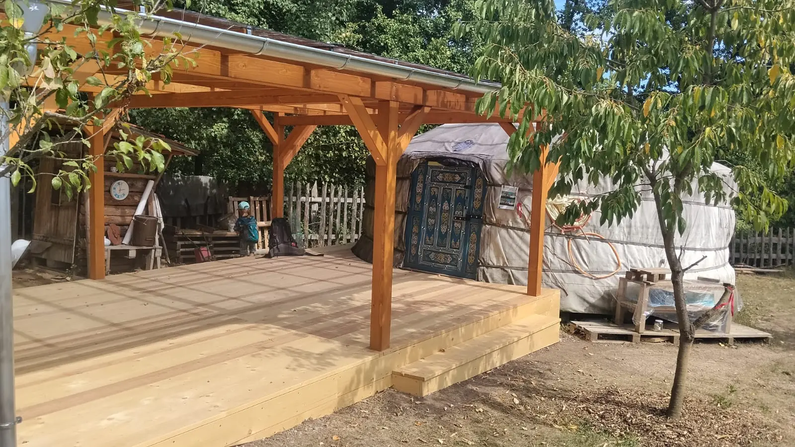 Nová zastřešená terasa a pergola v Lesním klubu Doubek